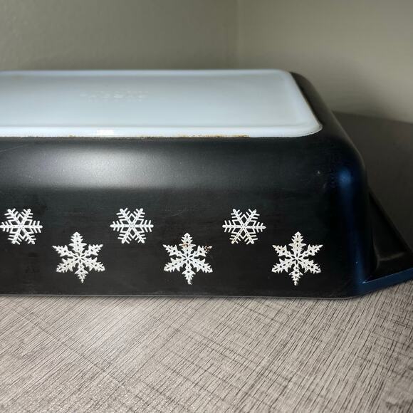 Black and White Snowflake Pyrex 575 B 2 quart Space saver - Picture 14 of 16